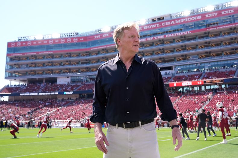 El comisionado de la NFL Roger Goodell camina en el campo antes del encuentro de los Cardenales de Arizona ante lo 49ers de San Francisco el domingo 21 de septiembre del 2025. (AP Foto/Godofredo A. Vásquez)