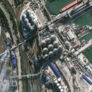 Esta imagen, distribuida por Vantor muestra humo en una vista general de una infraestructura portuaria en Novorossiysk, Rusia, el 12 de agosto de 2026. (Imagen satelital©2026 Vantor vía AP)