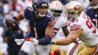Fields lanza dos TD en medio de aguacero; Bears vencen a SF