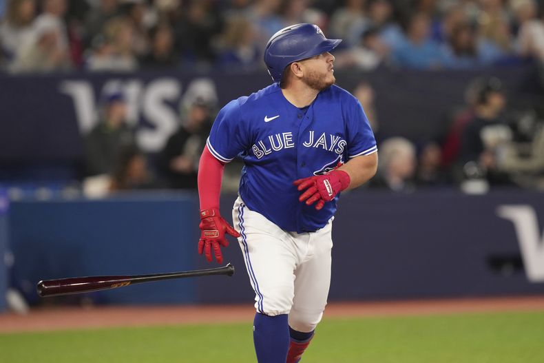 El mexicano Alejandro Kirk observa la pelota al conectar un jonrón por los Azulejos de Toronto en el duelo del viernes 28 de abril de 2023, ante los Marineros de Seattle (Chris Young/The Canadian Press via AP)