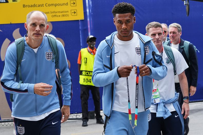 El entrenador de Inglaterra, Thomas Tuchel (izquierda) y eljugador Ollie Watkins llegan para el partido de cuartos de final de la Copa del Mundo anteNoruega, el sábado 11 de julio de 2026 en Miami Gardens, Florida (AP Foto/Marta Lavandier)