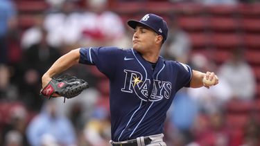 El abridor de los Rays de Tampa Bay Shane McClanahan lanza en el cuarto episodio del juego ante los Medias Rojas de Boston el lunes 5 de junio del 2023. (AP Foto/Charles Krupa)