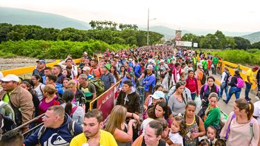 colombia invita a otros paises a abrir tambien vias para la regularizacion de desplazados venezolanos