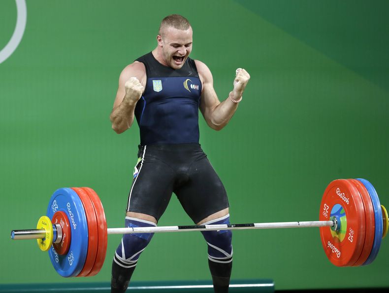 ARCHIVO - El ucruniano Oleksandr Pielieshenko tras completar un alzamiento en la división de 85 kg de la halterofilia de los Juegos Olímpicos de Río de Janeiro, el 12 de agosto de 2016. El Comité Olímpico de Ucrania ha informado que Pielieshenko ha fallecido en el frente de la guerra en Ucrania. (AP Foto/Mike Groll)