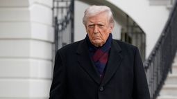 El presidente Donald Trump habla con periodistas mientras parte del jardín sur de la Casa Blanca, el sábado 13 de diciembre de 2025, en Washington, camino a Baltimore para asistir al partido de fútbol entre el Ejército y la Marina. (Foto AP/Jose Luis Magana)