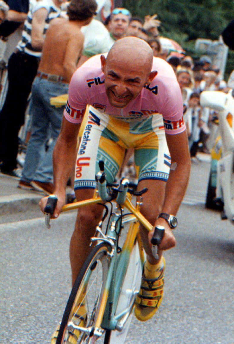 Marco Pantani en acci&oacute;n el 6 de junio de 1988, durante la 21ra etapa del Giro de Italia de ese a&ntilde;o. El Giro del 2014 incluir&aacute; varias etapas en  homenaje al ciclista, fallecido hace diez a&ntilde;os. (AP Photo/Armando Trovati, File)