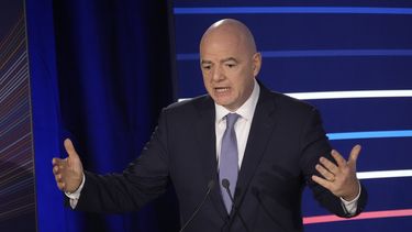 El presidente de la FIFA Gianni Infantino habla durante el 48vo congreso de la UEFA en París, el jueves 8 de febrero de 2024. (AP Foto/Christophe Ena)
