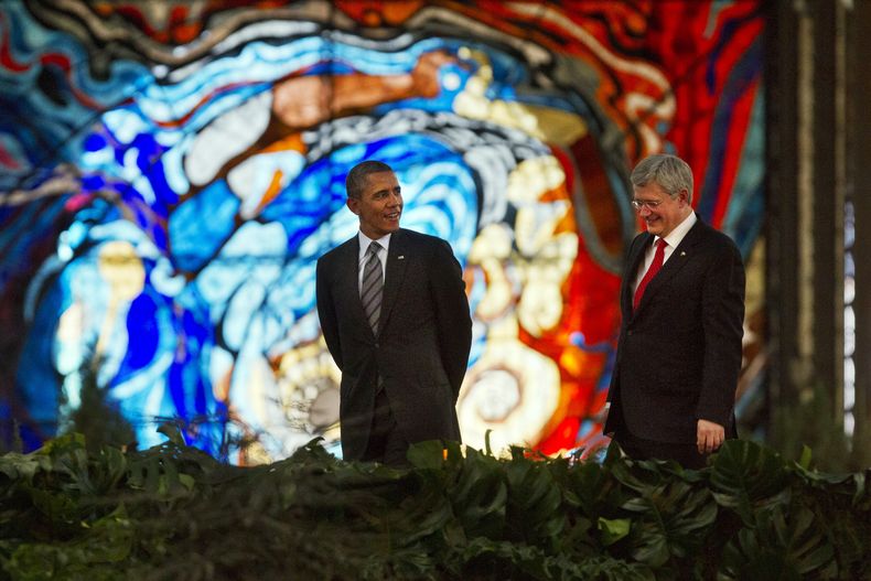 El presidente de EEUU Barack Obama, izquierda, camina junto al primer ministro de Canad&aacute; Stephen Harper durante la participaci&oacute;n en una cumbre norteamericana en Toluca, Mexico, el mi&eacute;rcoles 19 de febtrero de 2014. (AP Photo/Jacquelyn