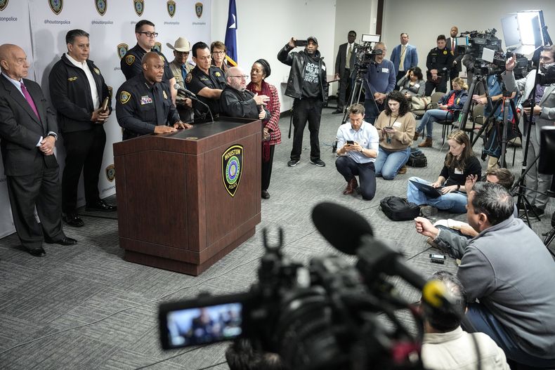 El jefe policial Troy Finner ofrece una conferencia de prensa en la sede de la policía luego de un tiroteo la víspera en la Iglesia Lakewood, el lunes 12 de febrero de 2024, en Houston. (Brett Coomer/Houston Chronicle vía AP)