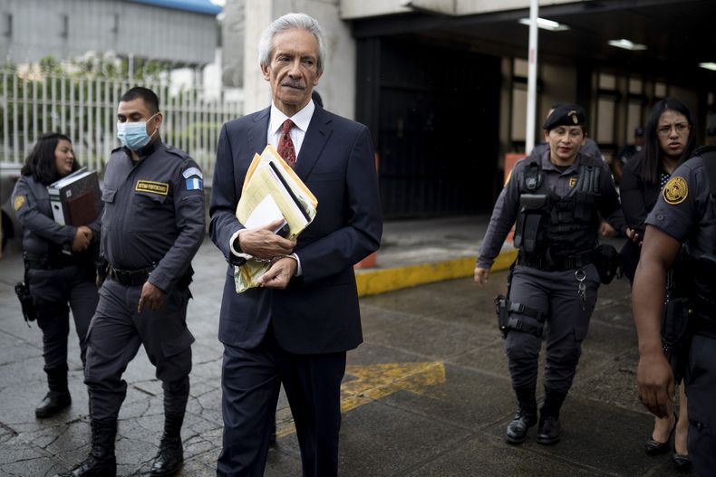 El periodista José Rubén Zamora es escoltado por la policía después de terminar el primer día de su juicio por cargos de lavado de dinero, en Ciudad de Guatemala, el martes 2 de mayo de 2023. (AP Foto/Santiago Billy)