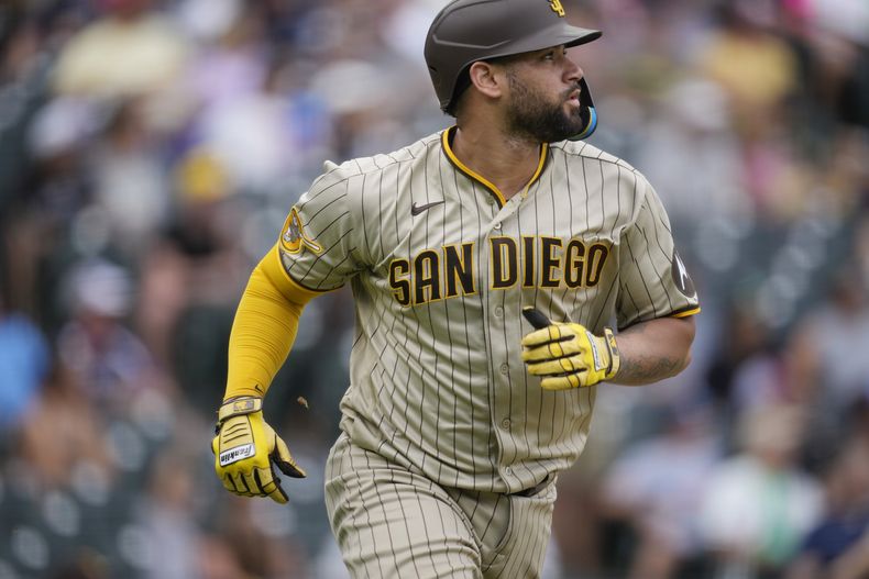 El dominicano Gary Sánchez avanza tras conectar un jonrón solitario en el juego del miércoles 2 de agosto de 2023, ante los Rockies de Colorado (AP Foto/David Zalubowski)