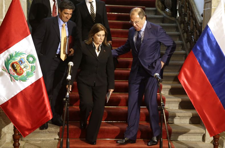El canciller ruso Serg&eacute;y Lavrov, a la derecha, ayuda a su colega peruana Eda Rivas, antes de una conferencia de prensa conjunta en el Ministerio de Relaciones Exteriores en Lima, Per&uacute;, el mi&eacute;rcoles 30 de abril de 2014. Lavrov visit&oa