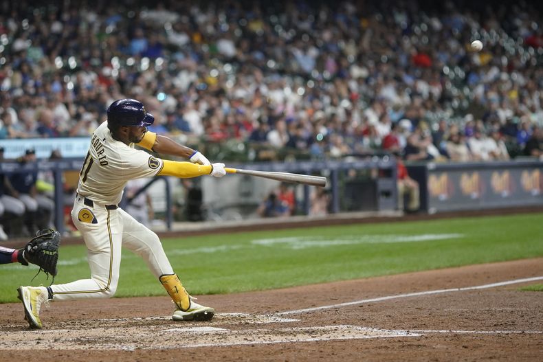 Jackson Chourio, de los Cerveceros de Milwaukee, batea jonrón de dos carreras durante la octava entrada del juego de béisbol en contra de los Bravos de Atlanta, el lunes 29 de julio de 2024, en Milwaukee. (AP Foto/Aaron Gash)