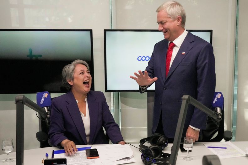 Los candidatos presidenciales Jeannette Jara, de la coalición Unidad por Chile, y José Antonio Kast, del Partido Republicano, durante un receso de su debate en Santiago, Chile, el jueves 27 de noviembre de 2025. (AP Foto/Esteban Félix)