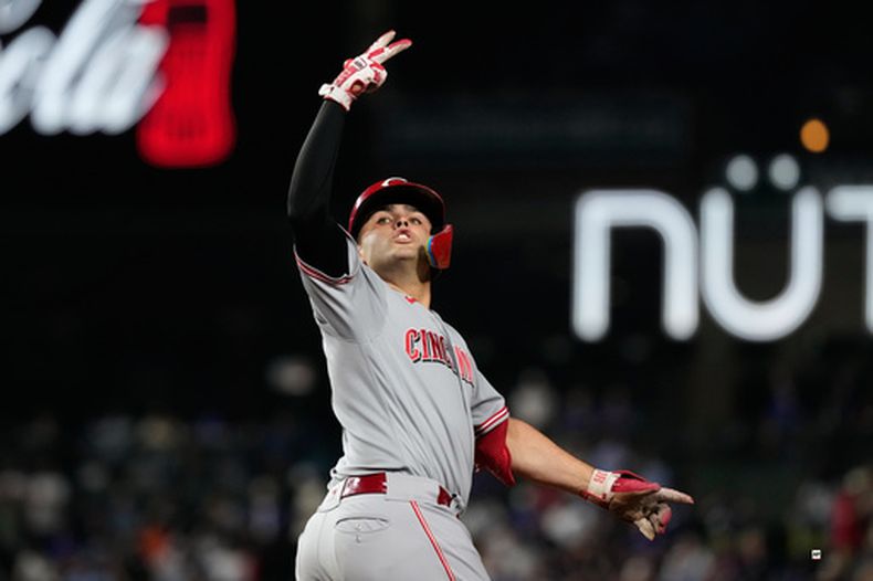 Sal Stewart de los Rojos de Cincinnati celebra mientras corre las bases tras su jonrón en la séptima entrada ante los Cachorros de Chicago el domingo 30 de agosto del 2026. (AP Foto/Nam Y. Huh)