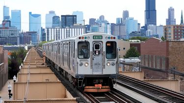 Un tren llega a la nueva estación en Damen, Chicago, el 12 de agosto de 2024. (AP Foto/Charles Rex Arbogast, Archivo)