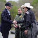 ARCHIVO - El presidente Joe Biden habla con agentes de la Patrulla Fronteriza mientras visita la frontera sur de Estados Unidos, el 29 de febrero de 2024, en Brownsville, Texas. (AP Foto/Evan Vucci, Archivo)