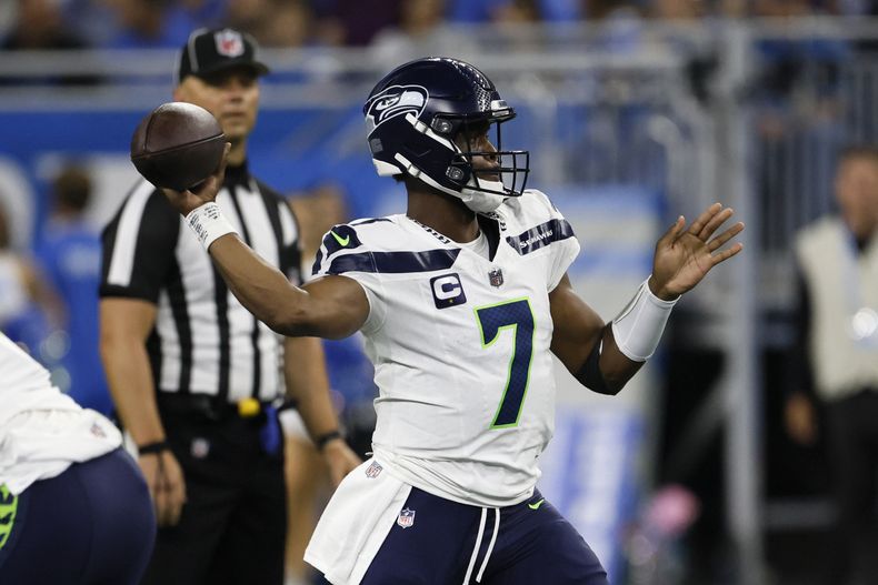 El quarterback Geno Smith de los Seahawks de Seattle lanza un pase ante los Lions de Detroit, el domingo 17 de septiembre de 2023. (AP Foto/Duane Burleson)