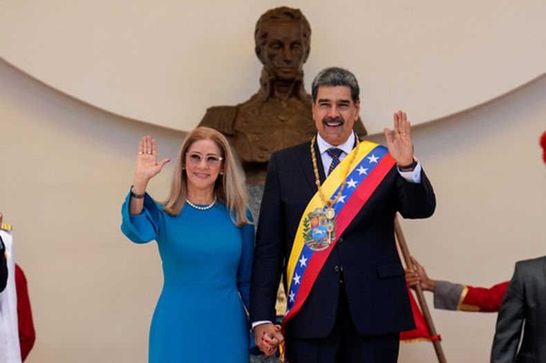 El presidente de Venezuela, Nicolás Maduro, y su esposa Cilia Flores saludan a los asistentes después de la ceremonia de investidura para un tercer mandato, el 10 de enero de 2025, en la Asamblea Nacional en Caracas. (AP Foto/Ariana Cubillos, Archivo)