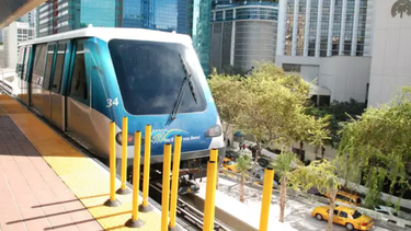 dos personas son apunaladas en la estacion del metro mover