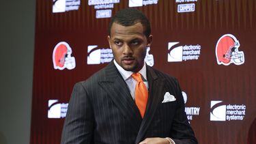 Watson se presenta con Browns; problemas legales siguen
