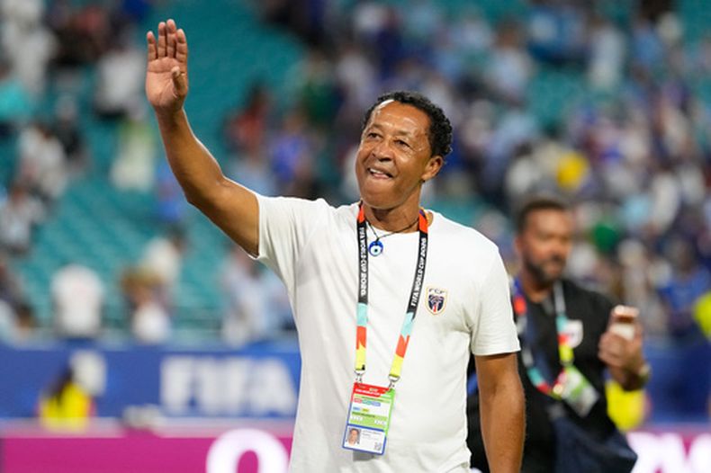 ARCHIVO - El técnico de Cabo Verde Bubista saluda a los hinchas tras el partido contra Uruguay en el Mundial, el 21 de junio de 2026, en Miami Gardens, Florida. (AP Foto/Rebecca Blackwell)