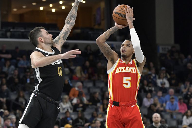 Dejounte Murray, de los Hawks de Atlanta, dispara frente a John Konchar, de los Grizzlies de Memphis, el viernes 8 de marzo de 2024 (AP Foto/Brandon Dill)