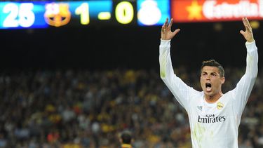americateve | Cristiano Ronaldo se queja porque el &aacute;rbitro no concedi&oacute; penal luego de un aparente empuj&oacute;n de Javier Marcherano en el &aacute;rea durante el partido que Barcelona le gan&oacute; 2-1 a Real Madrid el 26 de octubre del 2013 en Barcelon