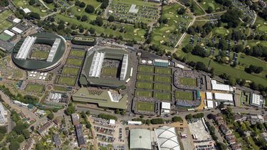 ARCHIVO- Vista aérea del All England Tennis Club en el día 7 de Wimbledon, en Londres, el 8 de julio de 2019. El All England Club planea construir un estadio con 8.000 asientos y otras 38 canchas, que le permitirán celebrar el torneo de clasificación en el sitio y el proyecto recibió autorización del consejo local. La expansión se realizaría en el Club de Golf Wimbledon Park, que compró en 2019 el All England Club. El comité de planificación del Consejo de Merton aprobó la propuesta el jueves 27 de octubre de 2023. (Thomas Lovelock/AELTC via AP, Pool, Archivo)