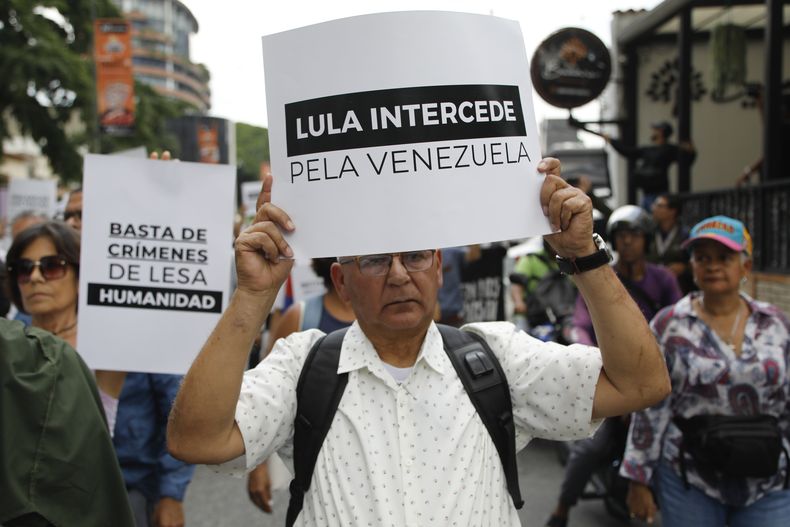Un manifestante sostiene un cartel que pide al presidente de Brasil que interceda para ayudar a liberar a detenidos durante una protesta frente a la embajada de Brasil en Caracas, Venezuela, el miércoles 11 de septiembre de 2024. (AP Foto/Cristian Hernández)