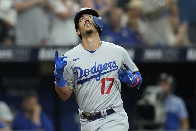 El cubano Miguel Vargas, de los Dodgers de Los Ángeles, festeja tras conectar un jonrón en el duelo ante los Rays de Tampa Bay, el sábado 27 de mayo de 2023 (AP Foto/Chris OMeara)