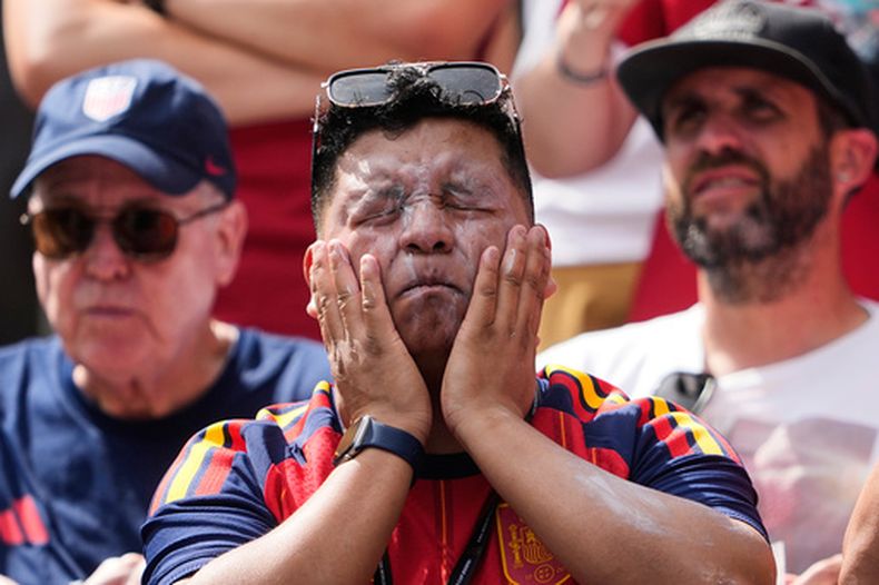 Un aficionado se pone bloqueador solar antes del partido del Mundial entre Bélgica y Egipto, en Seattle, el 15 de junio de 2026. (Foto AP/Lindsey Wasson, Archivo)