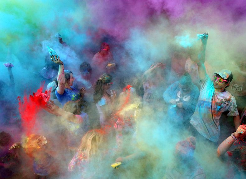 Los corredores se ti&ntilde;en de colores al t&eacute;rmino de la tradicional carrera Color Me en Eugene, Oreg&oacute;n, el 12 de abril del 2014. La ciudad es una de las tres que se postula para organizar el mundial de atletismo en el 2019 junto con Doha