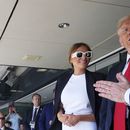 El presidente de la FIFA, Gianni Infantino, de derecha, el presidente Donald Trump y la primera dama Melania Trump asisten al partido final de fútbol de la Copa Mundial de Clubes, en el MetLife Stadium en East Rutherford, Nueva Jersey, el domingo 13 de julio de 2025. (AP Foto/Jacquelyn Martin)