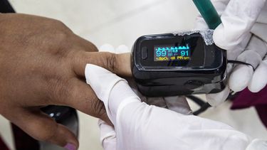 Una persona usa un oxímetro tras recibir la vacuna contra el COVID-19 en un hospital en Gauhati, India, el 21 de enero del 2021. (AP foto/Anupam Nath)