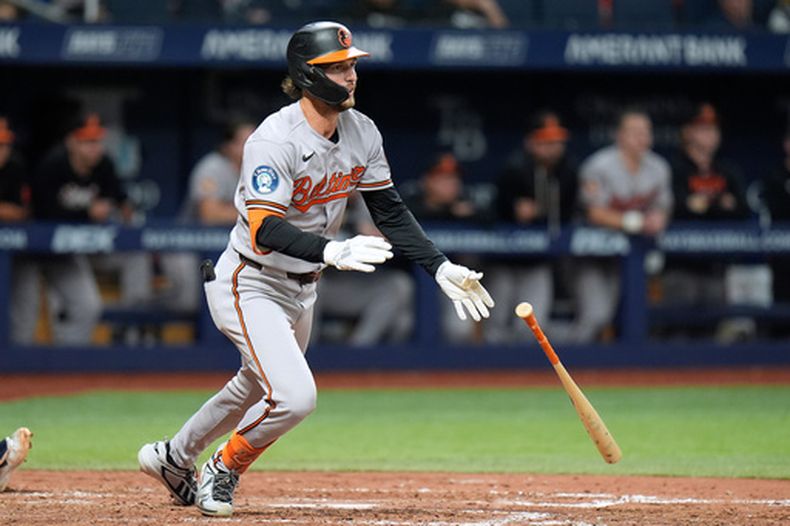 Dylan Beavers, de los Orioles de Baltimore, batea un sencillo de dos carreras en el duelo ante los Rays de Tampa Bay, el viernes 4 de agosto de 2026 (AP Foto/Chris OMeara)