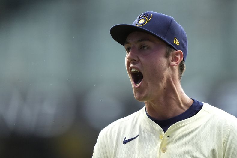 Jacob Misiorowski de los Cerveceros de Milwaukee reacciona durante la sexta entrada de un partido de béisbol contra los Dodgers de Los Ángeles , el martes 8 de julio de 2025, en Milwaukee. (AP Photo/Aaron Gash)