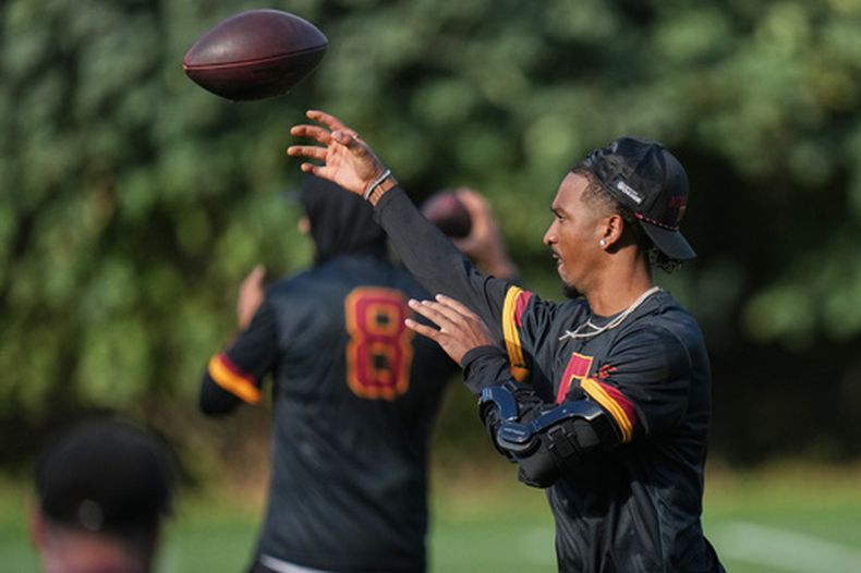 Jayden Daniels (5), quarterback de los Commanders de Washington, lanza un pase durante una sesión de entrenamiento del equipo en Londres, el miércoles 30 de septiembre de 2026. (AP Foto/Alastair Grant)
