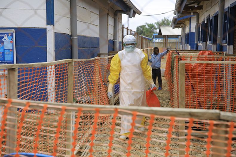 Un trabajador sanitario en un centro de tratamiento del ébola en Beni, provincia de Kivu del Norte, República Democrática del Congo, el 7 de octubre del 2026. (AP foto/Sebastien Kitsa Musayi)
