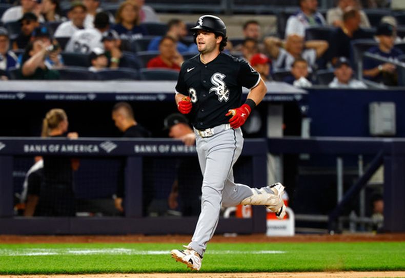 Andrew Benintendi de los Medias Blancas de Chicago recorre las bases tras batear un grand slam en la octava entrada ante los Yankees de Nueva York el jueves 18 de junio del 2026. (AP Foto/Noah K. Murray)