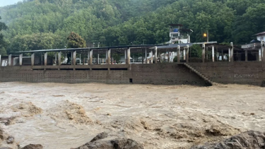 Fuertes lluvias en el sur de Ecuador causaron inundaciones, cierres de vías y daños