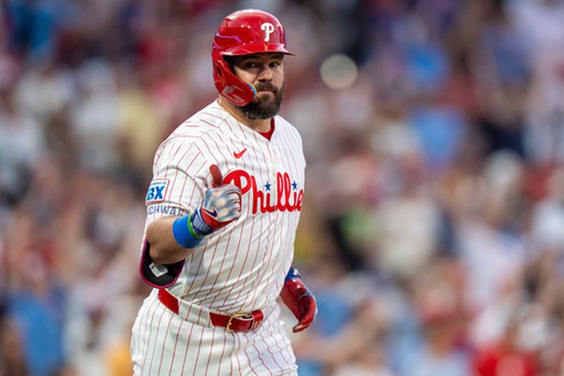 Kyle Schwarber, de los Filis de Filadelfia, levanta el pulgar tras conectar un jonrón durante la tercera entrada de un partido de béisbol contra los Mets de Nueva York, el sábado 20 de junio de 2026, en Filadelfia. (Foto AP/Chris Szagola)