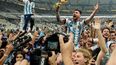 ARCHIVO - Lionel Messi alza el trofeo de la Copa del Mundo tras vencer a Francia en la final, el 18 de diciembre de 2022, en Lusail, Qatar. (AP Foto/Martin Meissner)