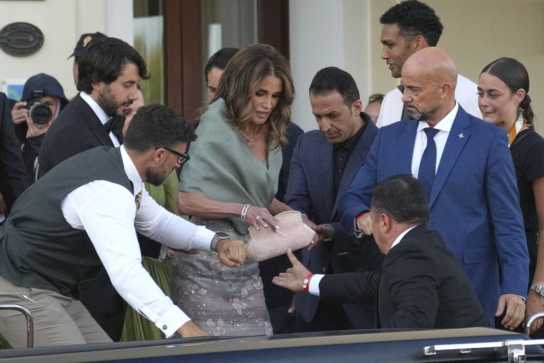 La reina Rania of Jordania, centro, sale de un hotel previo a la boda de Jeff Bezos y Lauren Sanchez, en Venecia, Italia, el viernes 27 de junio de 2025. (Foto AP/Antonio Calanni)