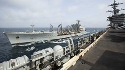 Foto entregada por la Armada estadounidense que muestra al buque de reabastecimiento USNS Big Horn navegando al lado del portaaviones USS Abraham Lincoln el 11 de septiembre del 2024 en el Oriente Medio. (Armada de EEUU via AP)