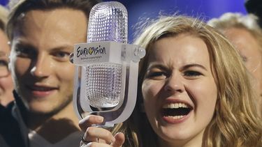 La ganadora del Festival de la Canción de Eurovisión 2013, Emmelie de Forest de Dinamarca, galardonada por su canción “Only Teardrops”, sostiene su trofeo al posar para los fotógrafos tras la final del Festival de la Canción de Eurovisión en la Arena Malmö en Malmö, Suecia, el 18 de mayo de 2013. La seguridad será estricta durante el Festival de la Canción de Eurovisión del próximo mes en el sur de Suecia. Activistas propalestinos que quieren que Israel quede fuera de la contienda han anunciado grandes manifestaciones. (Foto AP/Alastair Grant, archivo)