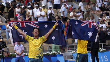 Los australianos Matthew Ebden y John Peers celebran tras derrotar a los estadounidenses Austin Krajicek y Rajeev Ram en la final del dobles femenino de los Juegos Olímpicos de París, el sábado 3 de agosto de 2024.. (AP Foto/Andy Wong)