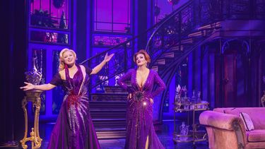 En esta imagen proporcionada por Polk & Co. Megan Hilty, izquierda, y Jennifer Simard durante una función de Death Becomes Her en Nueva York. (Matthew Murphy/Polk & Co. via AP)