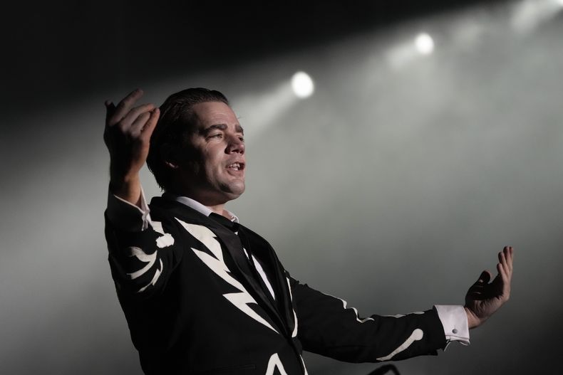 El vocalista Pelle Almqvist de la banda sueca de rock The Hives durante su concierto en el festival Corona Capital de la Ciudad de México el viernes 17 de noviembre de 2023. (Foto AP/Eduardo Verdugo)