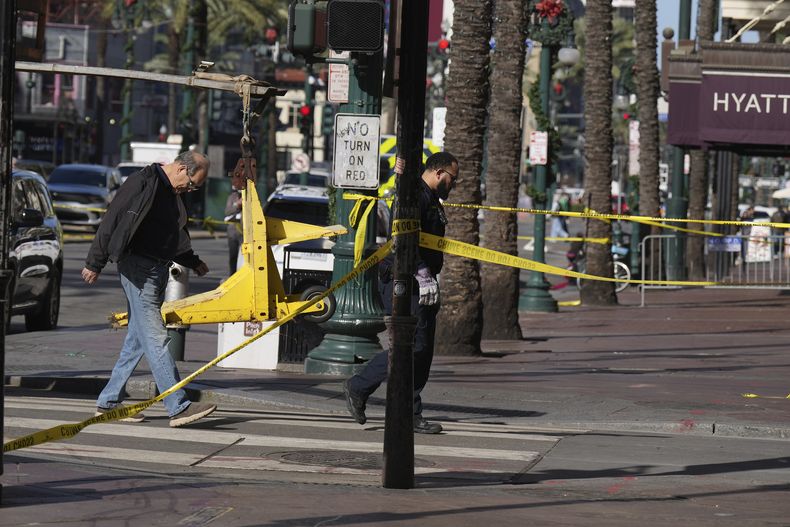 Agentes colocan barreras en las calles Canal y Bourbon el jueves 2 de enero de 2025, en Nueva Orleans. (AP Foto/George Walker IV)